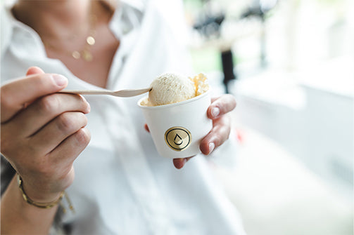 birkholz frau mit eis im becher